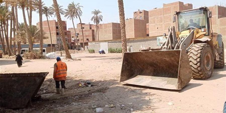 حملات مكثفة بأبو النمرس لرفع كفاءة النظافة وإزالة الإشغالات والتصدي للبناء المخالف (صور)