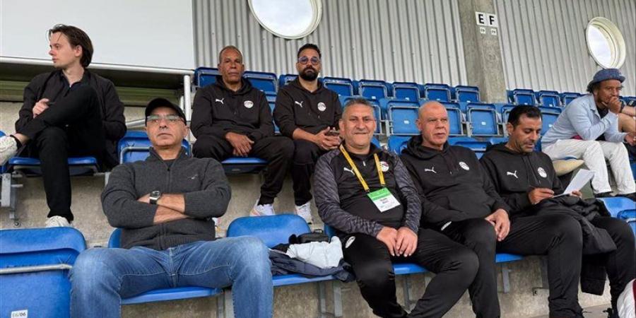 جهاز منتخب الناشئين ورئيس البعثة يتابعون مباراة كولومبيا وإنجلترا من المدرجات
