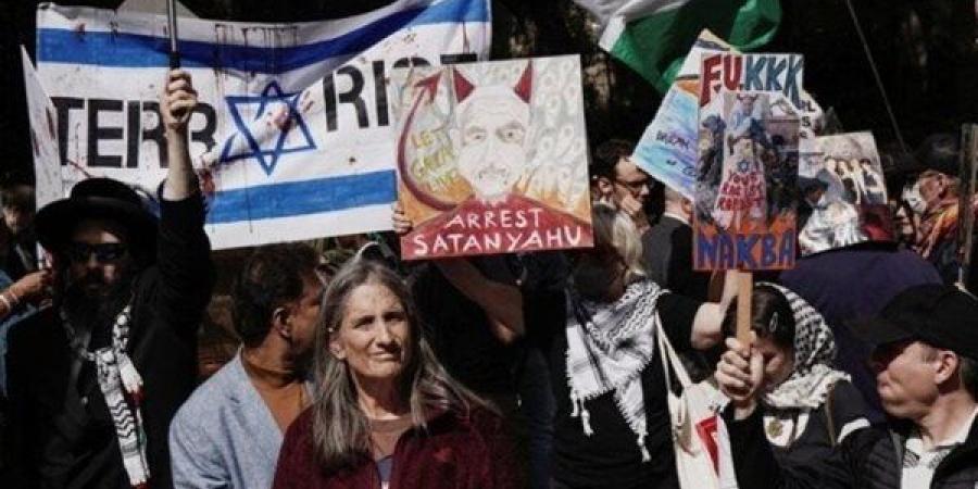 عشرات الإسرائيليين واليهود يتظاهرون أمام الأمم المتحدة مطالبين برحيل نتنياهو
