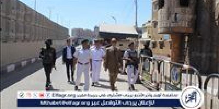 سيرًا على الأقدام.. مدير أمن سوهاج يتفقد الخدمات الأمنية بالمناطق الحيوية