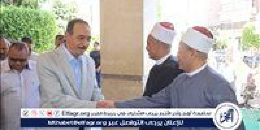 محافظ سوهاج يؤدي صلاة الجمعة بمسجد الشرطة بمدينة ناصر