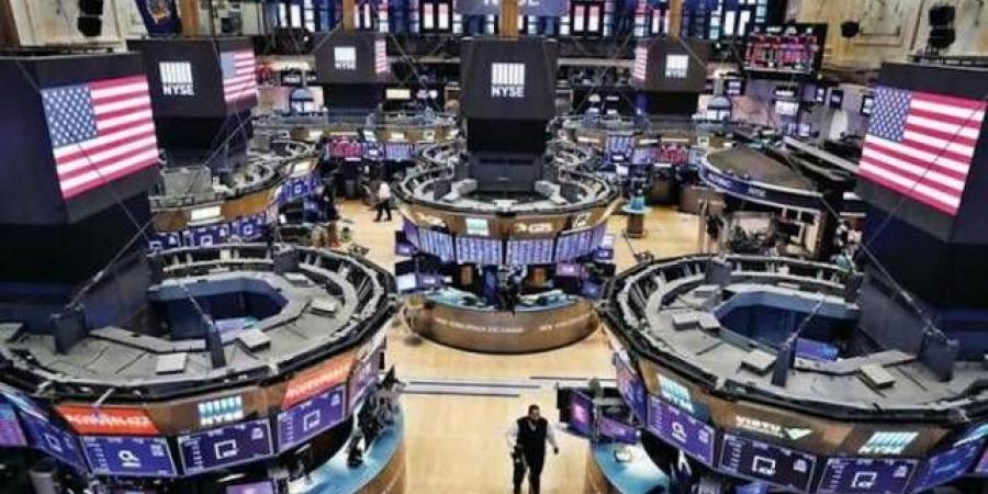 الأسهم الأمريكية تستقر وسط توجهات الفيدرالي المتشددة وقفزة النفط والعائدات