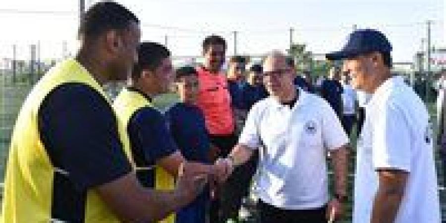وزير الاستثمار يشارك العاملين المباراة النهائية ويسلم كأس «اليوم الرياضي 2026» للفريق الفائز بالنادي الأهلي