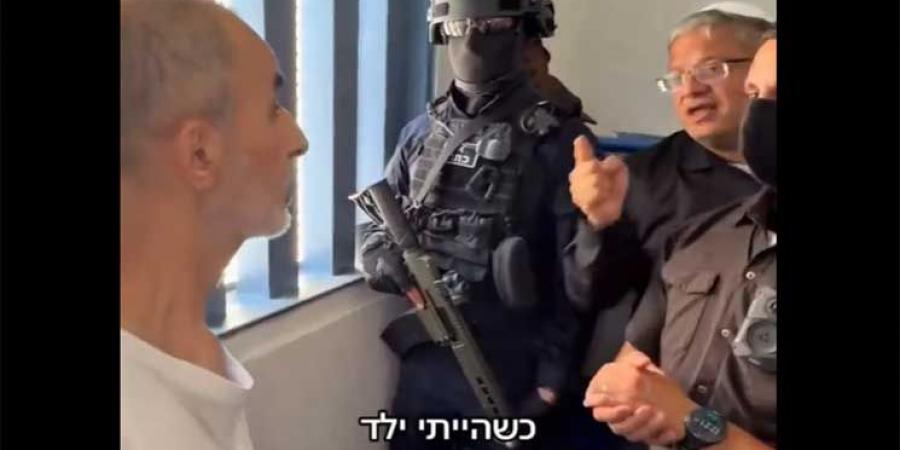 بن غفير يقتحم زنزانة الأسير حسن سلامة ويتوعد بإعدام الأسرى الفلسطينيين- (فيديو)