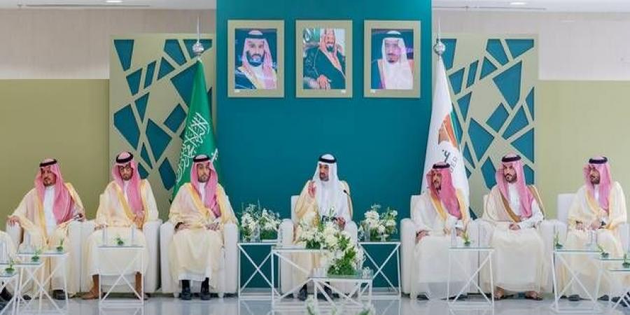 وزير "الموارد البشرية" يبحث مع رجال ورواد الأعمال أبرز تحديات وفرص سوق العمل