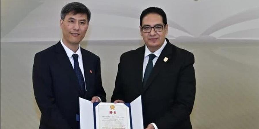 جامعة شنغهاي للدراسات الدولية (SISU) تمنح رئيس جامعة القاهرة لقب «الأستاذية الفخرية»