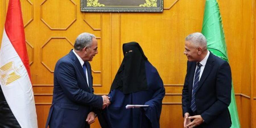 محافظ الإسماعيلية يسلم 5 منح عمرة مجانية لأبناء المحافظة من الفئات الأولى بالرعاية