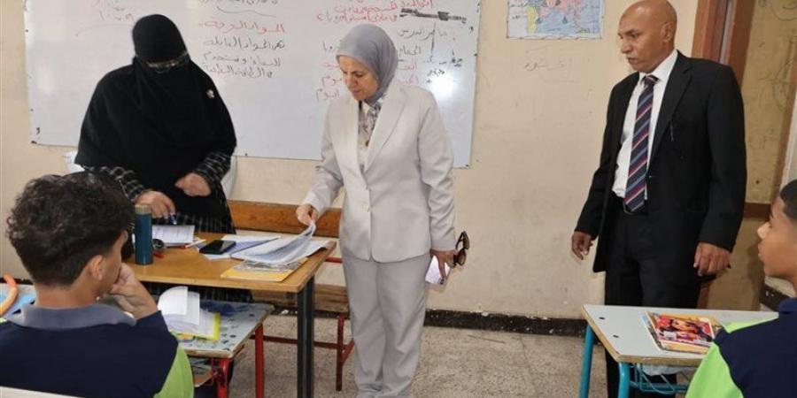 مدير تعليم القاهرة تتابع انتظام الدراسة بمدارس شرق مدينة نصر