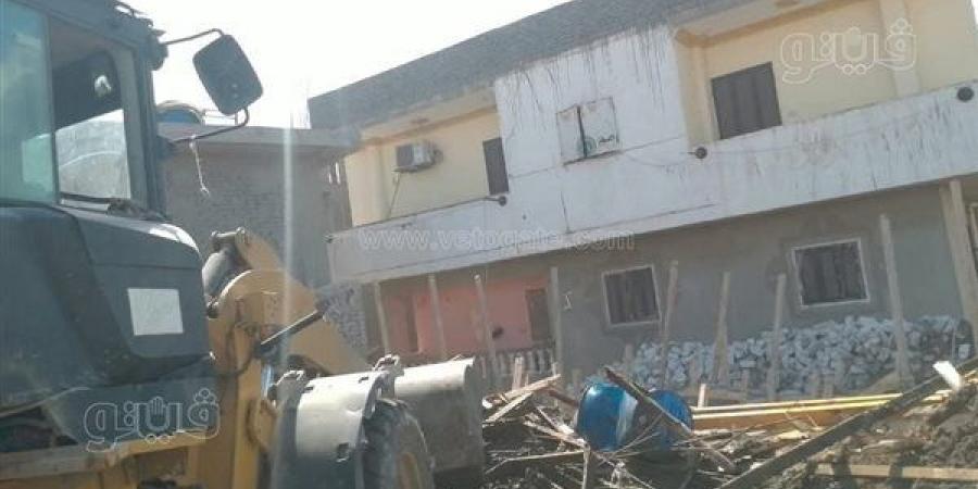 إزالة 3 مخالفات بناء بحي جنوب بورسعيد (صور)