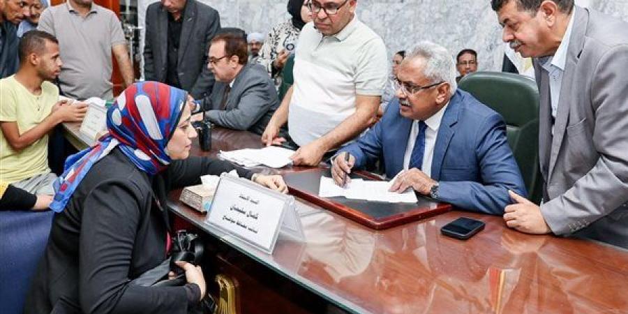 نائب محافظ سوهاج يعقد اللقاء الجماهيري الأسبوعي لبحث شكاوى المواطنين