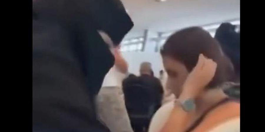 مشهد فرضه حادث فلاي دبي، طبيبة سعودية تعالج راكبة إسرائيلية (فيديو)