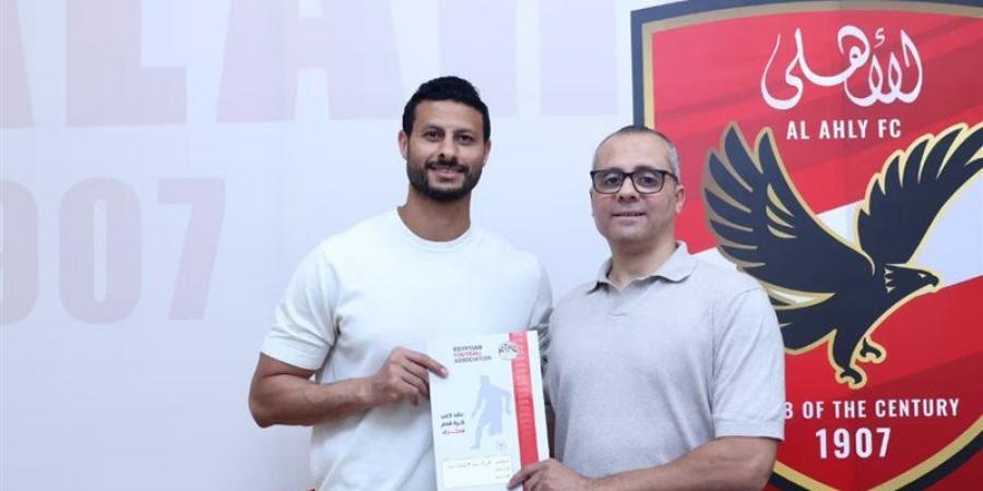 الأهلي يحتفي بتجديد عقد محمد الشناوي (فيديو)
