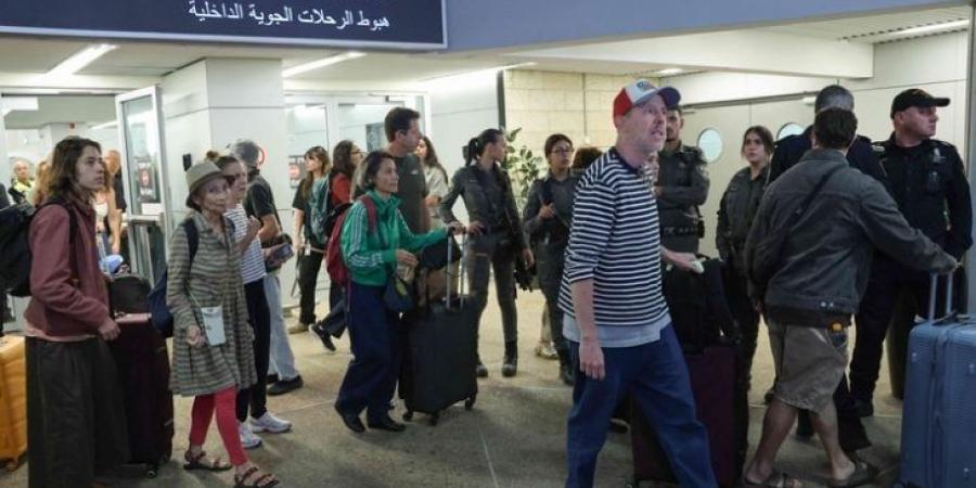نتنياهو يلتقي في مطار تل أبيب ركاب رحلة “فلاي دبي” بعد وصولهم