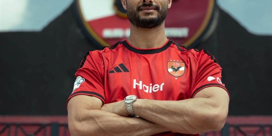 الأهلي ينشر لقطات من تجديد عقد محمد الشناوي مع الفريق