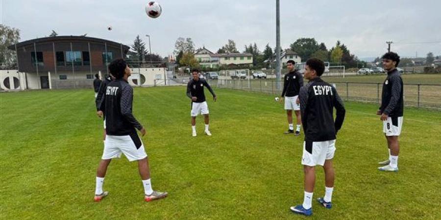 منتخب الناشئين يتدرب تحت الأمطار استعدادًا لمواجهة كندا في كأس الصداقة (صور)