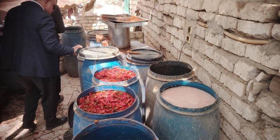 المخلل فيه سم قاتل، هروب صاحب مصنع بعد العثور على ديدان داخل 24 طن مخللات بالمنيا (صور)