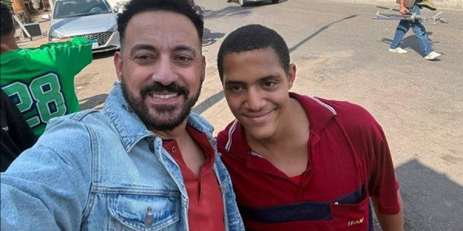 دياب يوجه رسالة لـ أحد معجبيه بعد التقاط صورة معه في مصر الجديدة