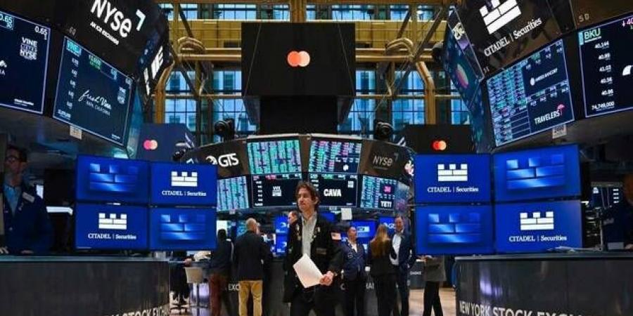 تباطؤ التوظيف يهدئ مخاوف الفائدة وينعش الأسهم الأمريكية