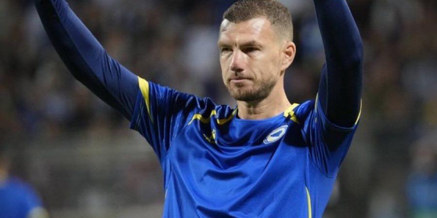تكريم إدين دجيكو الهداف التاريخي لمنتخب البوسنة والهرسك في مباراته الأخيرة (فيديو)