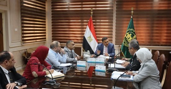 محافظ القليوبية يبحث حلولا تنفيذية لإنهاء الفترة المسائية بالمرحلة الابتدائية