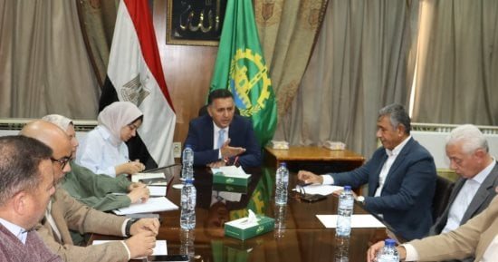 محافظ القليوبية يناقش تطوير منظومة النظافة بشبرا الخيمة والخصوص