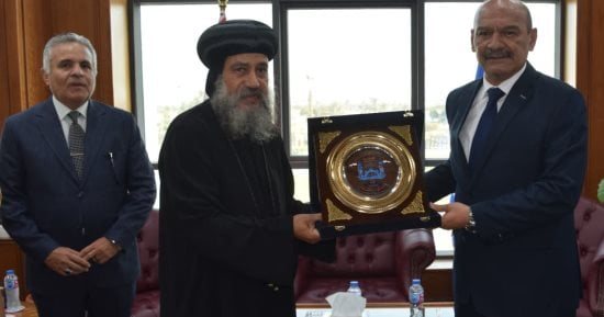محافظ السويس يستقبل القيادات الشعبية والأمنية للتهنئة بالعيد القومى