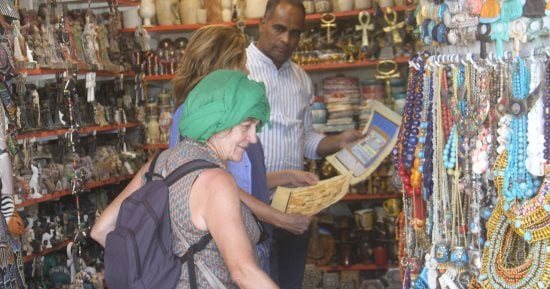 انتعاشة سياحية أمام بازارات أبو سمبل تزامنًا مع تعامد الشمس.. صور