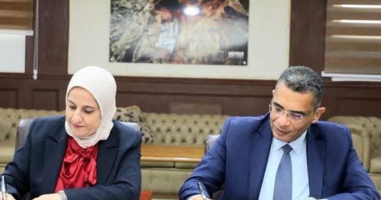 محافظ البحر الأحمر يوقّع بروتوكول تعاون مع المعهد القومي لعلوم البحار لحماية البيئة البحرية