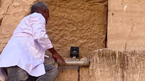 كيف يعمل الجهاز الطارد للطيور بعد وضعه بمعبد هابو الأثرى بالأقصر؟