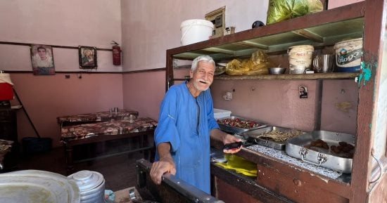 من الثمانينات خلف مقلاة الطعمية.. "بحبح" يحافظ على مهنة الأجداد بقنا.. صور