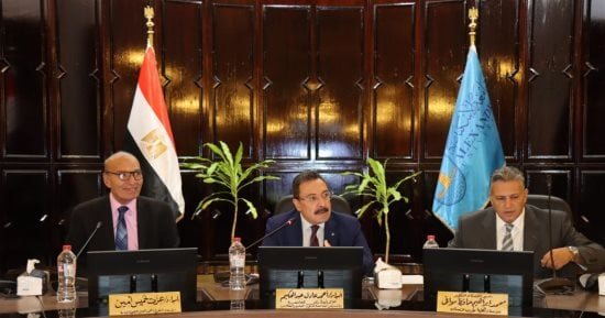 جامعة الإسكندرية تؤكد على تعزيز التواصل مع الطلاب وتطوير اللوائح الدراسية