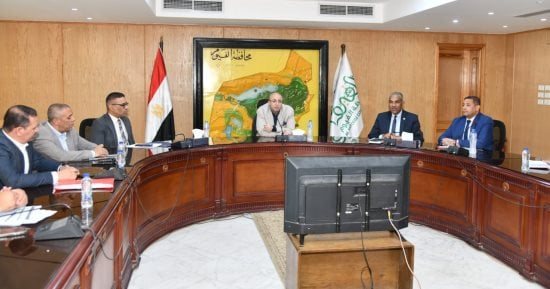 محافظ الفيوم يتابع معدلات الأداء وآخر المستجدات بملف المتغيرات المكانية