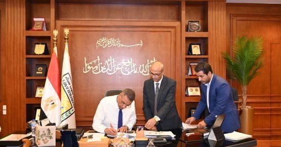 محافظ جنوب سيناء يعتمد عقود تقنين الأراضى بدهب ويوجه بسرعة استكمال الإجراءات
