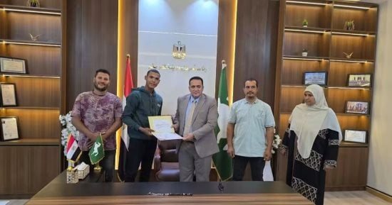رئيس مدينة كفر صقر يكرم مواطنين لشجاعتهما في التصدي لحريق بحي السلام