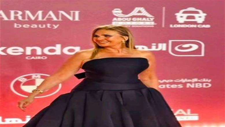 يسرا بإطلالة سوداء لافتة في الجونة.. فستان بتصميم غير تقليدي وشعر أشقر منسدل