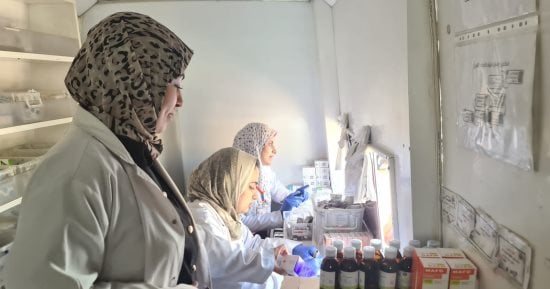 الكشف على 2131 شخص مجانا خلال قافلة طبية بقرى البحيرة