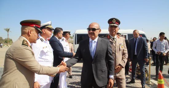 محافظ السويس يضع إكليلا من الزهور على قبر الجندى المجهول فى ذكرى انتصارات أكتوبر