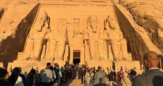 10 بوابات إلكترونية وسيارات كهربائية لاستقبال زوار تعامد الشمس بأبوسمبل