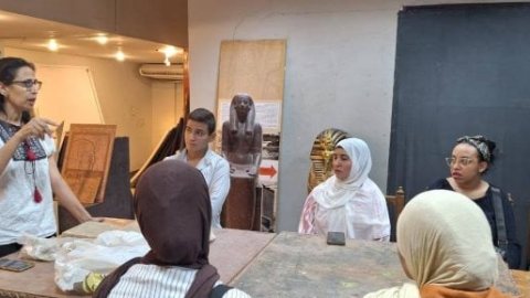 برنامج لصيانة وترميم الماكيتات والقطع غير الأثرية لطلبة وخريجي كليات الترميم بمتحف الأقصر.. صور