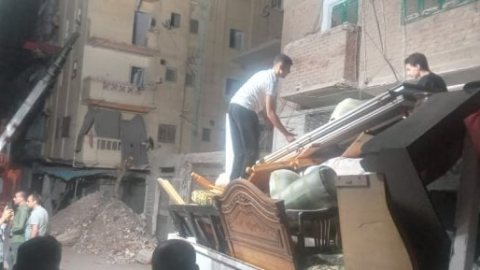 بدء نقل منقولات الأسر المتضررة من عقاري لامبروزو والمازني بالإسكندرية