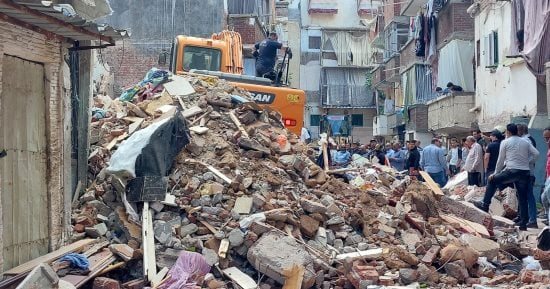 التصريح بدفن 3 أطفال بعد انتشال جثامينهم من تحت ركام عقار الإسكندرية