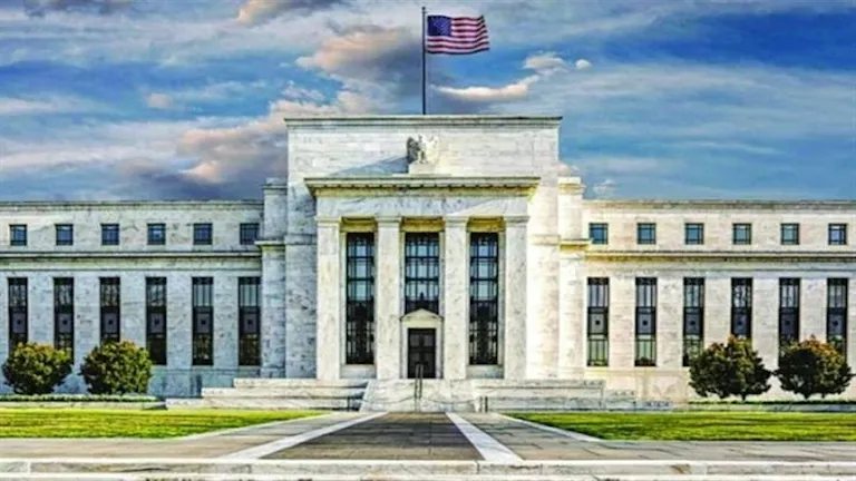 كيف يؤثر قرار الفيدرالي الأمريكي بالرفع أو التثبيت على أداء البورصة؟