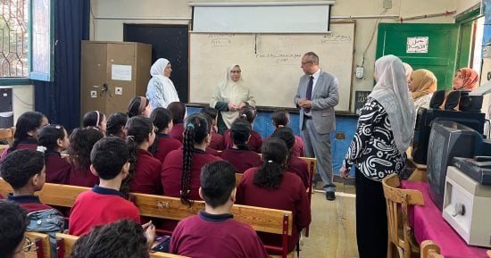 مدير تعليم القليوبية يفاجئ مدرسة أتريب الابتدائية لمتابعة انتظام الدراسة