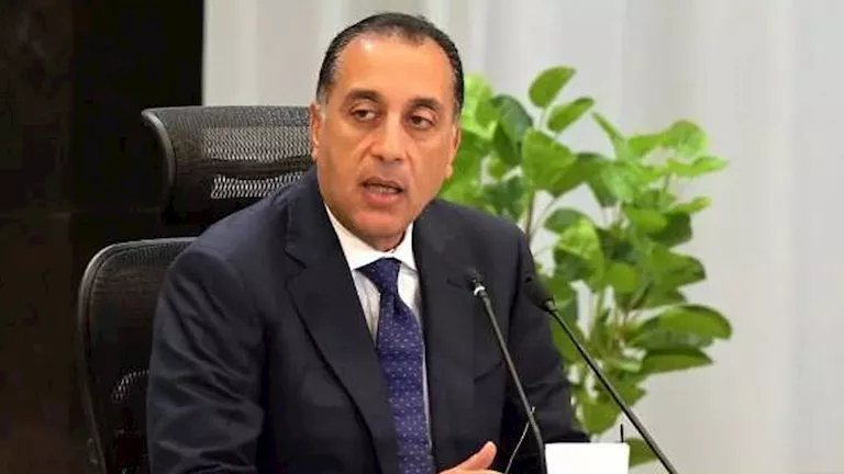 مدبولي عن خيارات تحمل أسعار البترول: الدولة أو المواطن أو نقترض