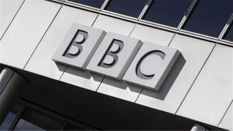 حسام الحداد يعلن انسحابه من برنامج «نقطة حوار» على BBC عربي ويتهم إدارة الحوار بالتحيز وتقييد حرية الرأي