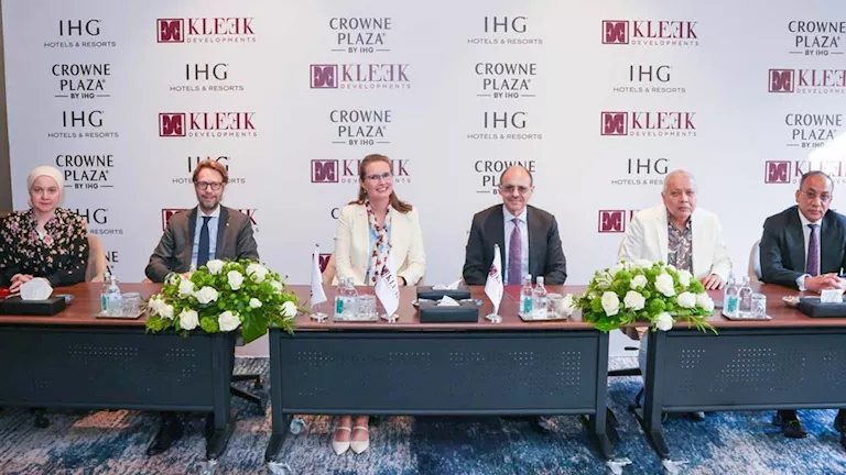 كلييك للتطوير العقاري توقع اتفاقية مع " IHG" العالمية لإدارة فندق كراون بلازا القاهرة الجديدة
