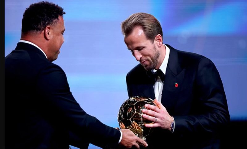 «أفضل لاعب في العالم».. كيف علقت صحف إنجلترا على تتويج هاري كين بالكرة الذهبية؟