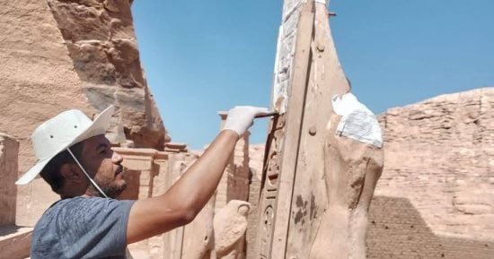 أنامل مصرية تعيد بريق معبد أبو سمبل استعدادا لتعامد الشمس.. صور