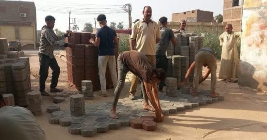 تركيب الإنترلوك فى شوارع مدينة أرمنت تركب والانتهاء من توصيلات الغاز الطبيعى.. صور