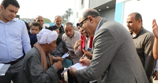محافظ المنيا يستجيب لمطالب أهالي كفر خزام ويوجه بتوفير سماعة طبية لعم إبراهيم